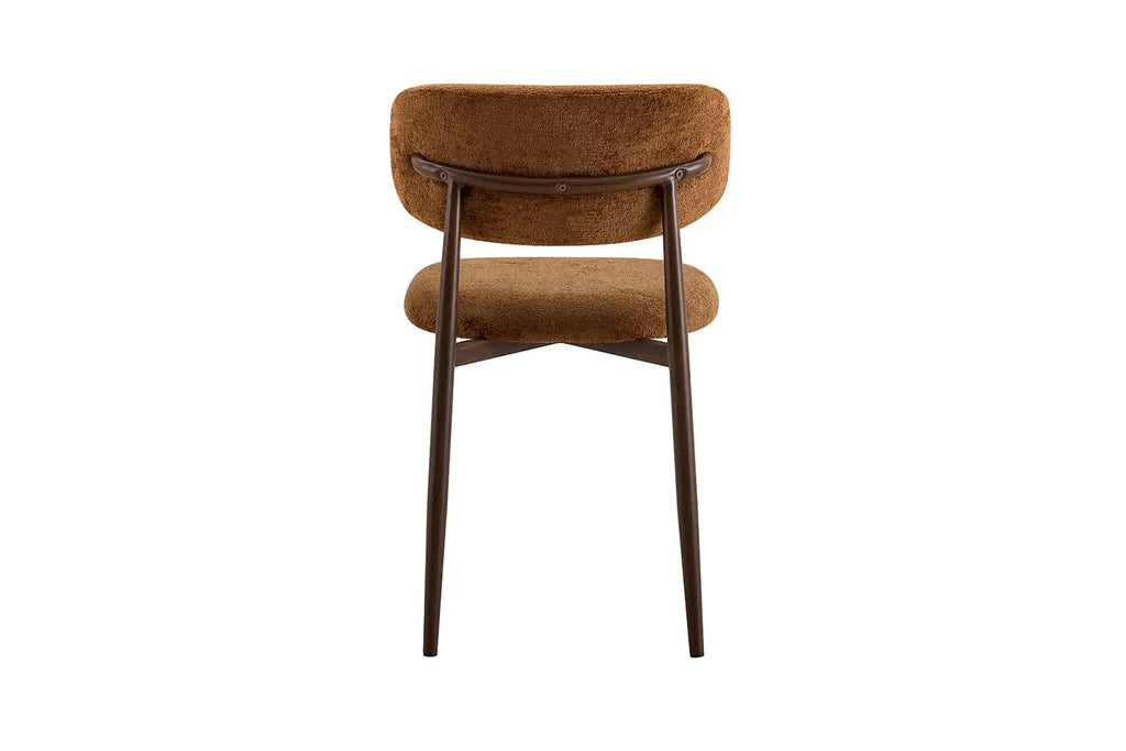 Chaise de salle à manger NONYA en tissu marron clair, piètement métal effet bois — en situation