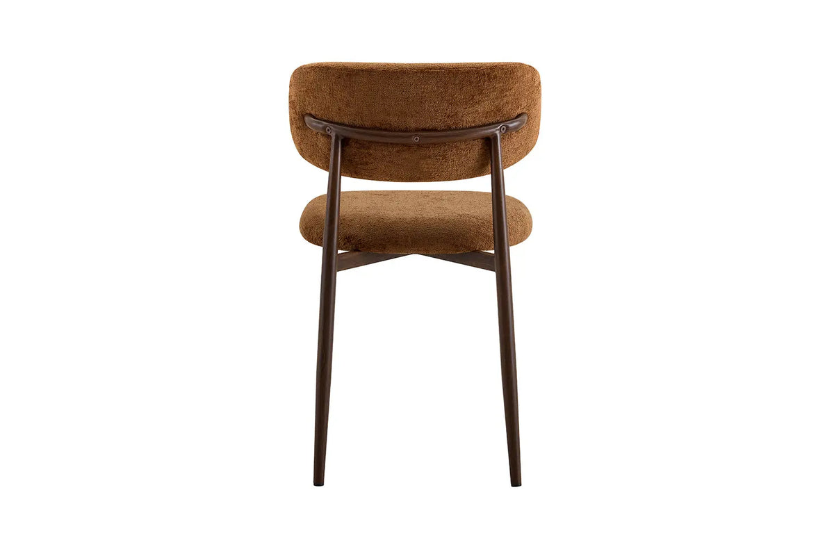 Chaise de salle à manger NONYA en tissu marron clair, piètement métal effet bois — en situation