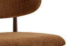 Chaise de salle à manger NONYA en tissu marron clair, piètement métal effet bois — en situation
