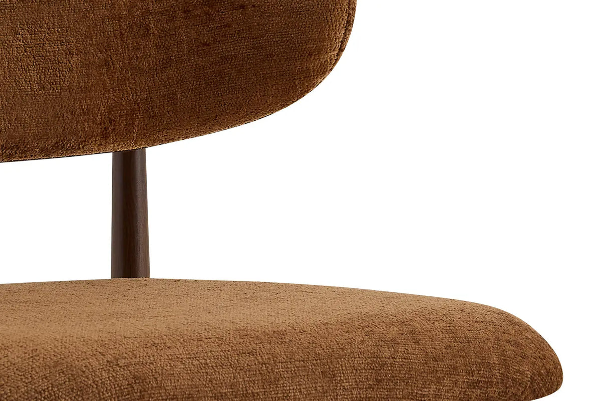 Chaise de salle à manger NONYA en tissu marron clair, piètement métal effet bois — en situation