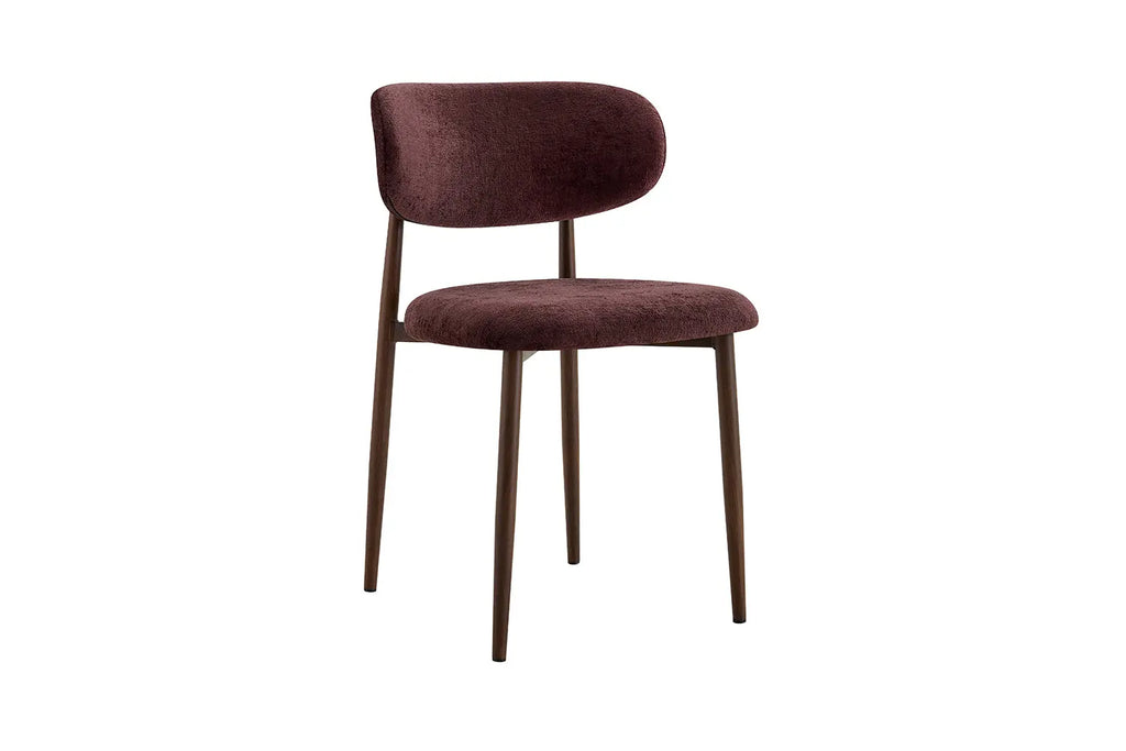 Chaise de salle à manger NONYA en tissu mauve foncé, piètement métal effet bois — en situation