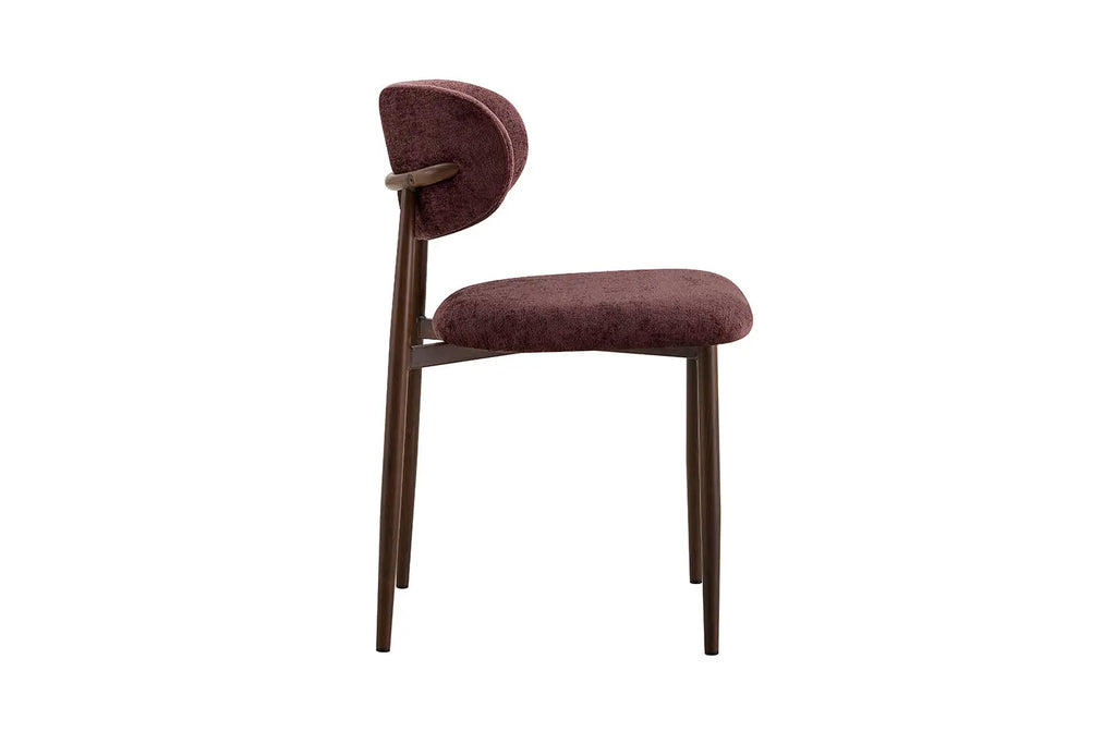 Chaise de salle à manger NONYA en tissu mauve foncé, piètement métal effet bois — en situation