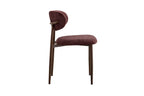 Chaise de salle à manger NONYA en tissu mauve foncé, piètement métal effet bois — en situation