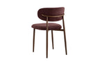 Chaise de salle à manger NONYA en tissu mauve foncé, piètement métal effet bois — en situation