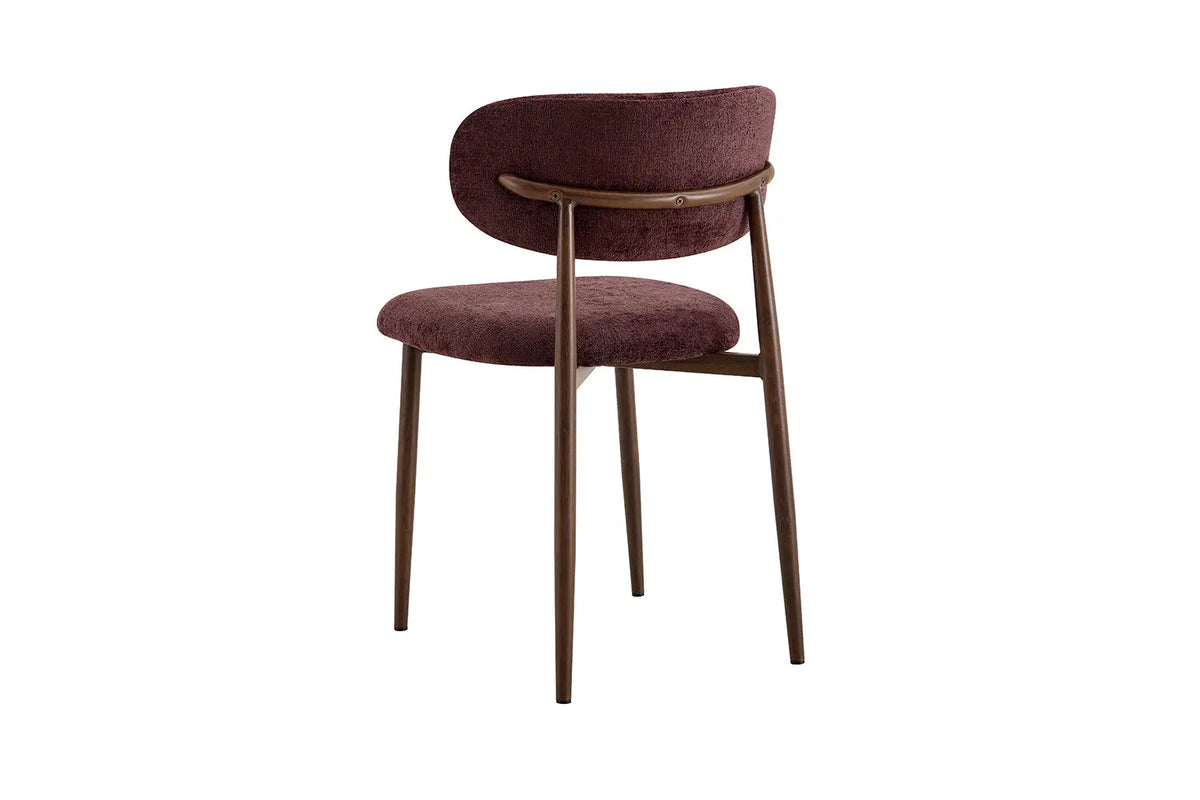 Chaise de salle à manger NONYA en tissu mauve foncé, piètement métal effet bois — en situation