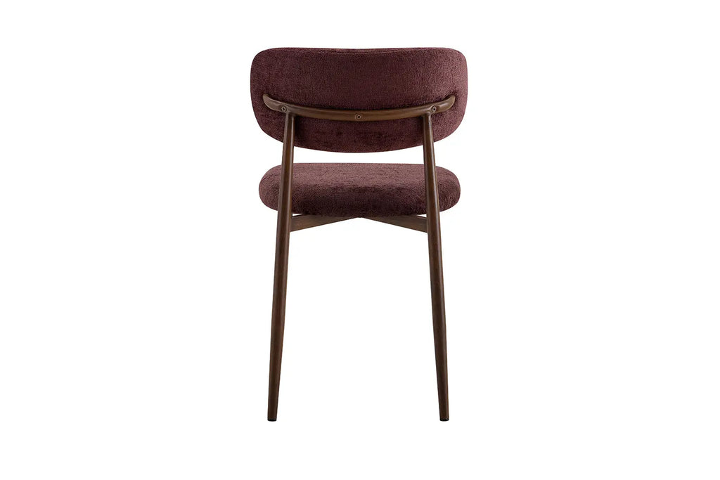 Chaise de salle à manger NONYA en tissu mauve foncé, piètement métal effet bois — en situation
