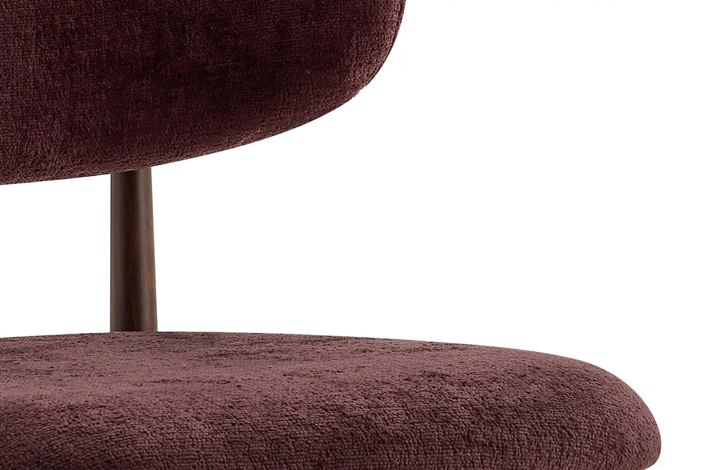 Chaise de salle à manger NONYA en tissu mauve foncé, piètement métal effet bois — en situation