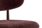 Chaise de salle à manger NONYA en tissu mauve foncé, piètement métal effet bois — en situation