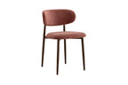 Chaise de salle à manger NONYA en tissu rose, piètement métal effet bois — en situation