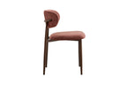 Chaise de salle à manger NONYA en tissu rose, piètement métal effet bois — en situation