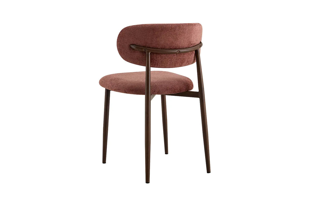 Chaise de salle à manger NONYA en tissu rose, piètement métal effet bois — en situation