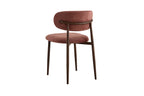 Chaise de salle à manger NONYA en tissu rose, piètement métal effet bois — en situation