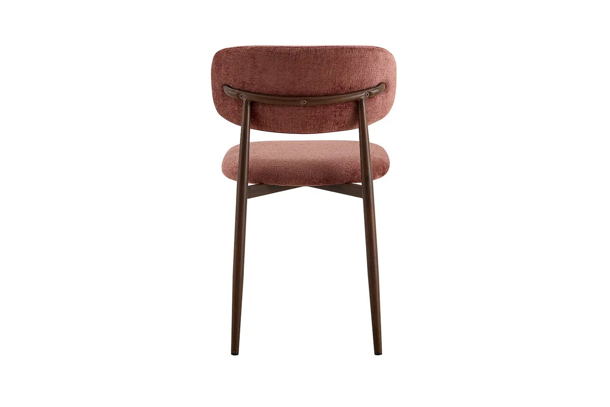 Chaise de salle à manger NONYA en tissu rose, piètement métal effet bois — en situation
