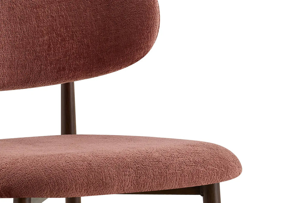 Chaise de salle à manger NONYA en tissu rose, piètement métal effet bois — en situation