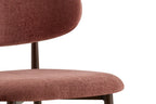 Chaise de salle à manger NONYA en tissu rose, piètement métal effet bois — en situation