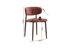 Chaise de salle à manger NONYA en tissu rose, piètement métal effet bois — en situation
