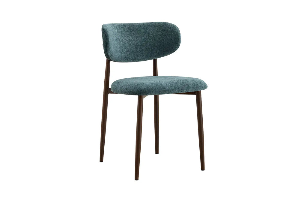 Chaise de salle à manger NONYA en tissu bleu-vert, piètement métal effet bois — en situation