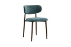 Chaise de salle à manger NONYA en tissu bleu-vert, piètement métal effet bois — en situation