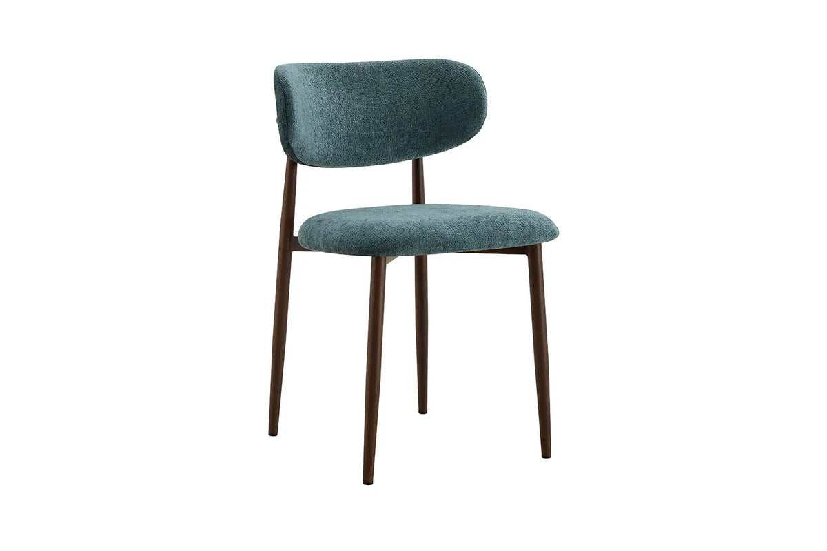 Chaise de salle à manger NONYA en tissu bleu-vert, piètement métal effet bois — en situation