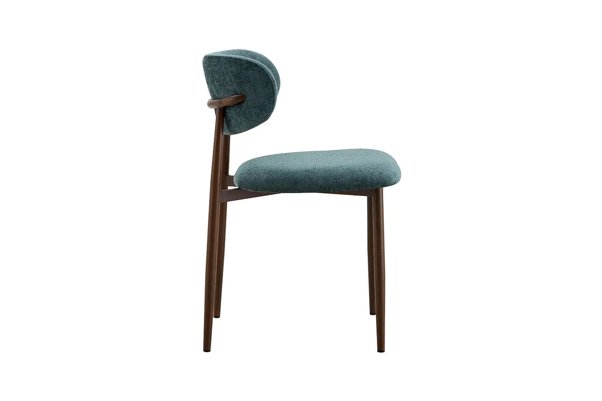 Chaise de salle à manger NONYA en tissu bleu-vert, piètement métal effet bois — en situation