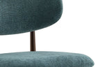 Chaise de salle à manger NONYA en tissu bleu-vert, piètement métal effet bois — en situation