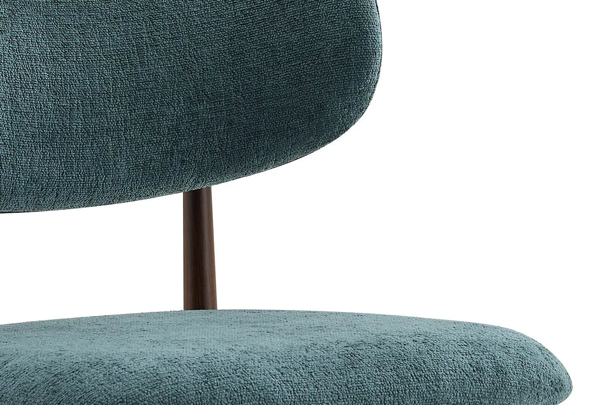 Chaise de salle à manger NONYA en tissu bleu-vert, piètement métal effet bois — en situation