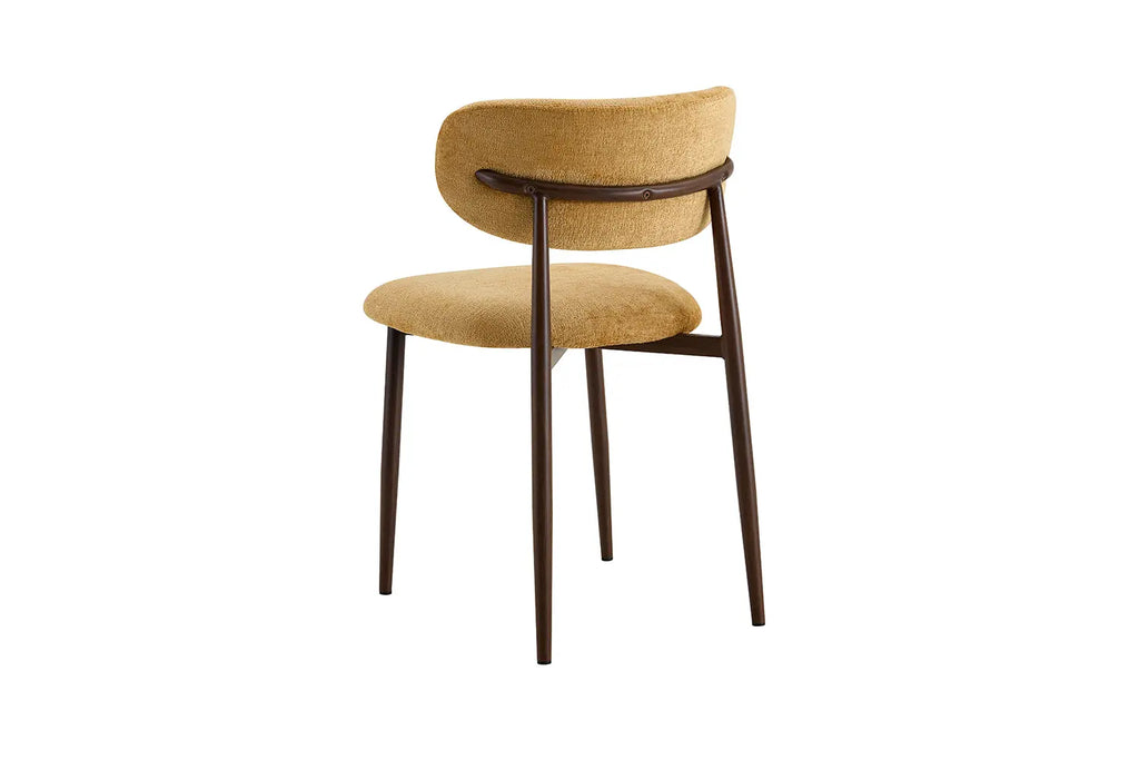 Chaise de salle à manger NONYA en tissu jaune, piètement métal effet bois — en situation