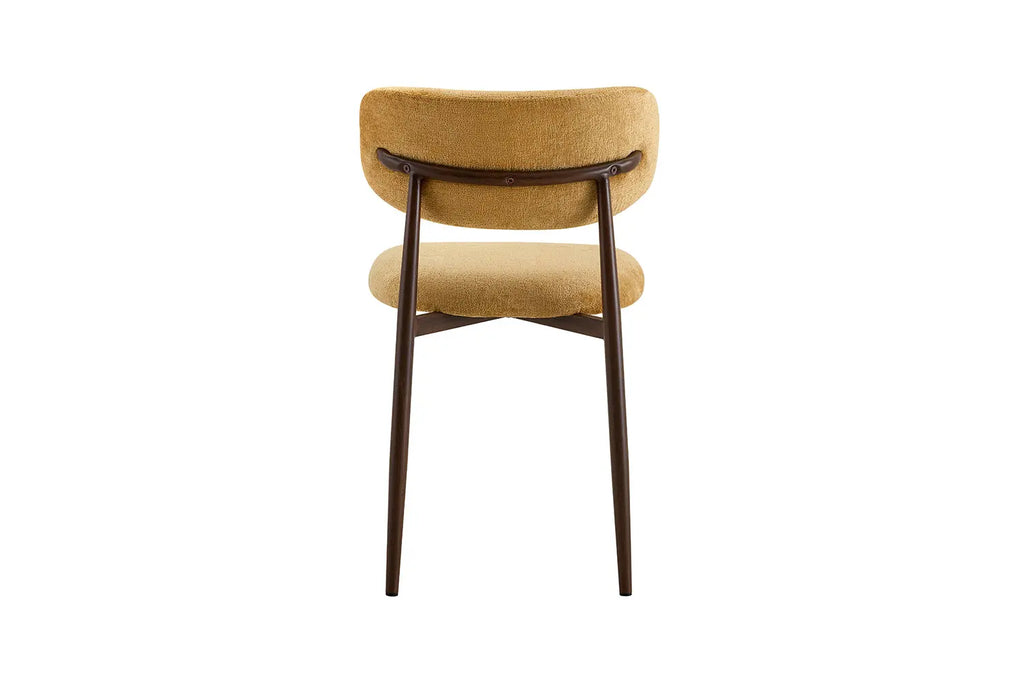 Chaise de salle à manger NONYA en tissu jaune, piètement métal effet bois — en situation