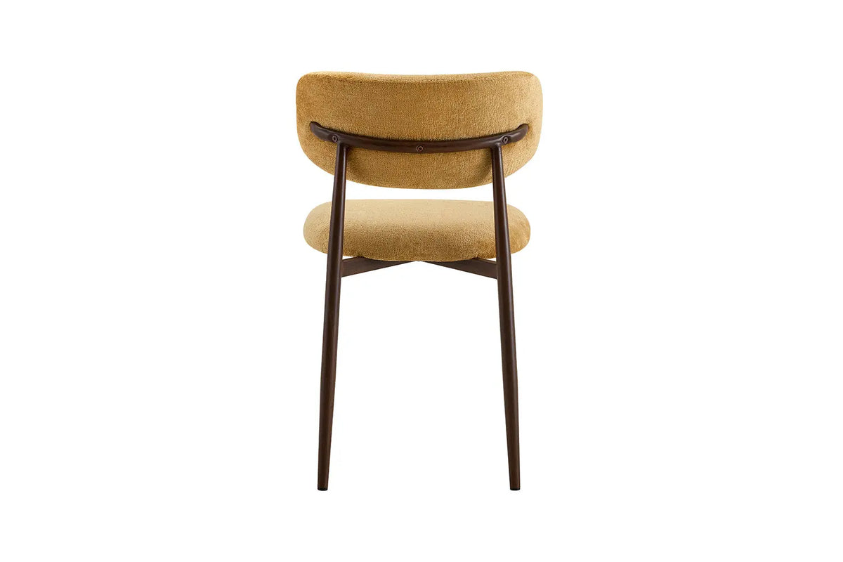 Chaise de salle à manger NONYA en tissu jaune, piètement métal effet bois — en situation