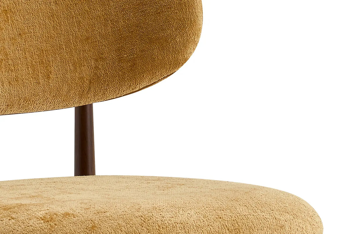 Chaise de salle à manger NONYA en tissu jaune, piètement métal effet bois — en situation