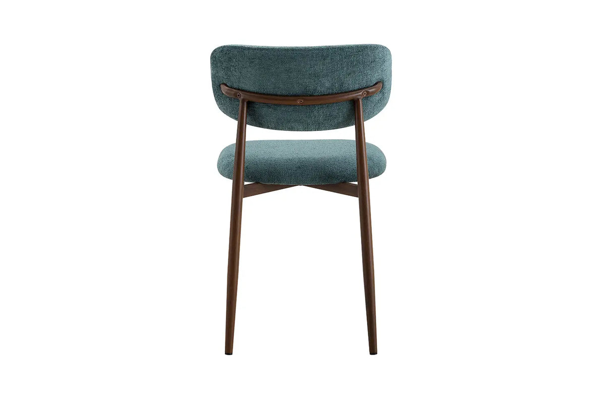 Chaise de salle à manger NONYA en tissu bleu-vert, piètement métal effet bois — en situation