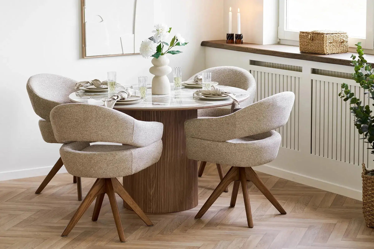 Chaise de salle à manger pivotante DOVER pieds chêne brun et tissu sable chiné - 61 x 58 cm - HOUSE NORDIC chez TIKAYLA