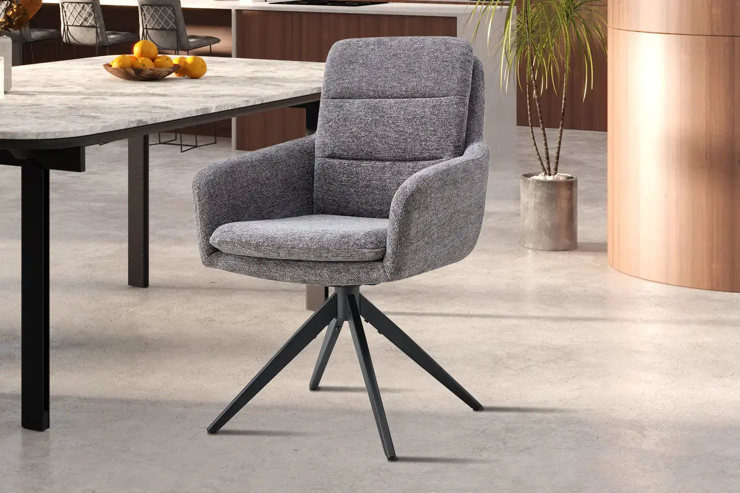 Chaise pivotante LISAYA Gris foncé avec accoudoirs – 92,5 x 60,5 cm | TIKAYLA