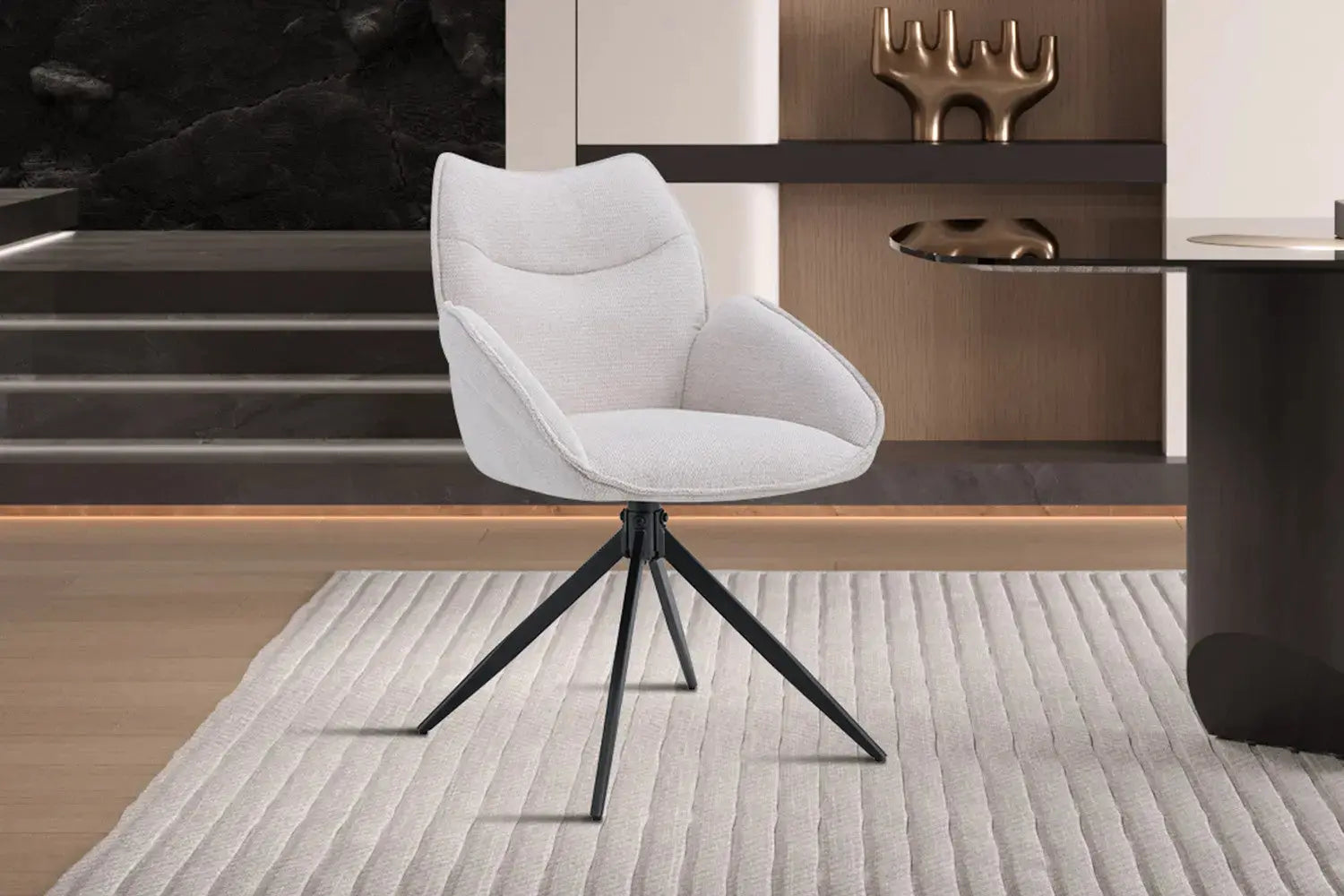 Chaise pivotante MAHY Beige avec accoudoirs – 90 x 60 cm | TIKAYLA