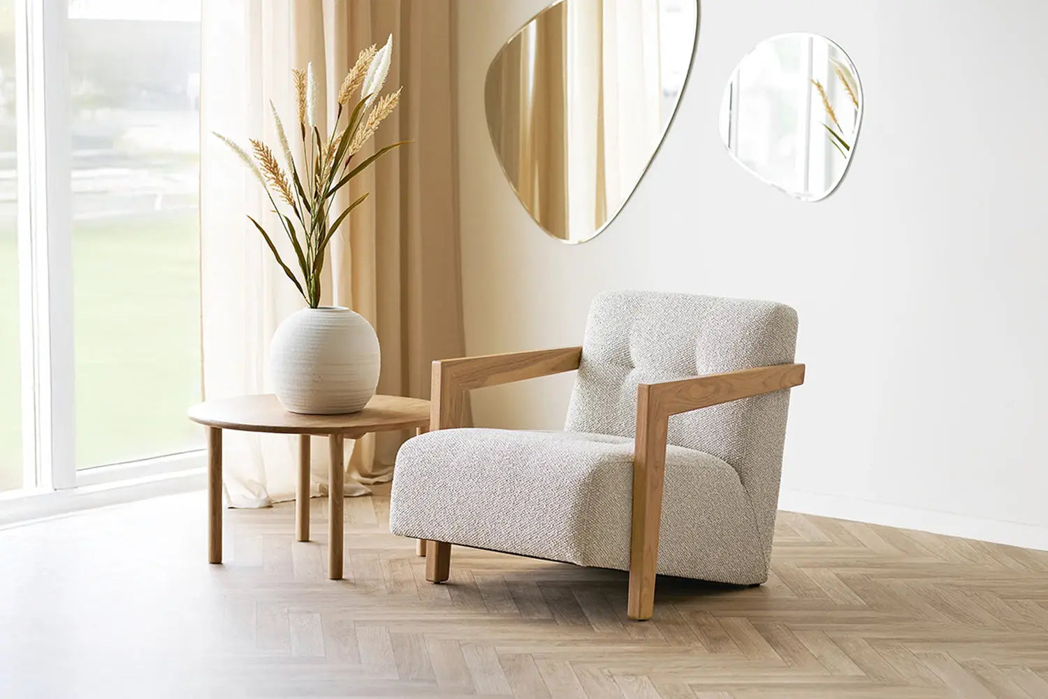 Fauteuil CARACAS en chêne et tissu beige de 88 x 72 cm chez TIKAYLA