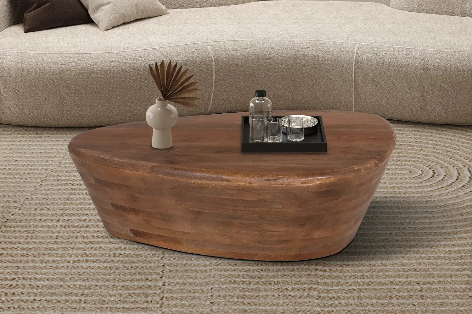 Table basse IORAN en bois de manguier brun clair, exemple de bois foncé associé à un plateau effet travertin