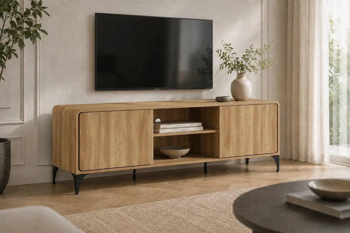 Meuble TV FLORANCYA décor chêne naturel dans un salon avec téléviseur mural
