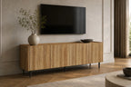 Meuble TV KYOTA décor chêne naturel dans un salon avec téléviseur mural