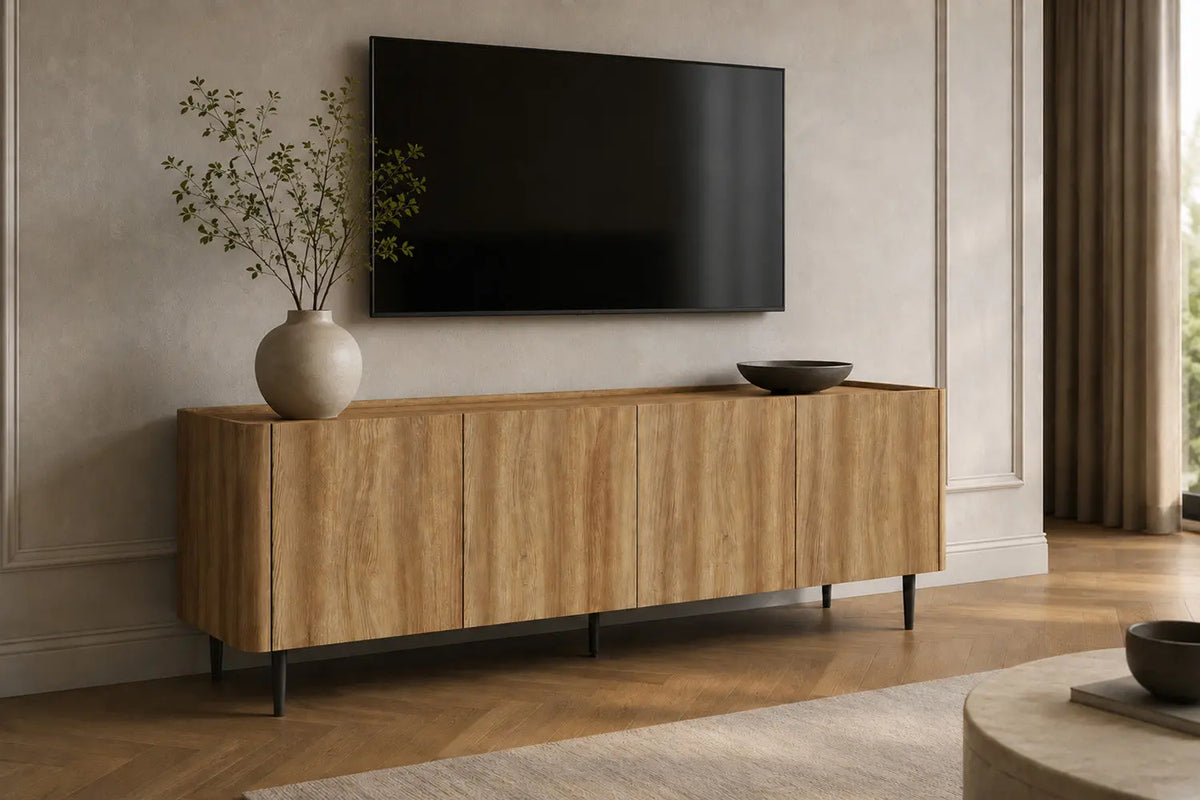 Meuble TV KYOTA décor chêne naturel dans un salon avec téléviseur mural
