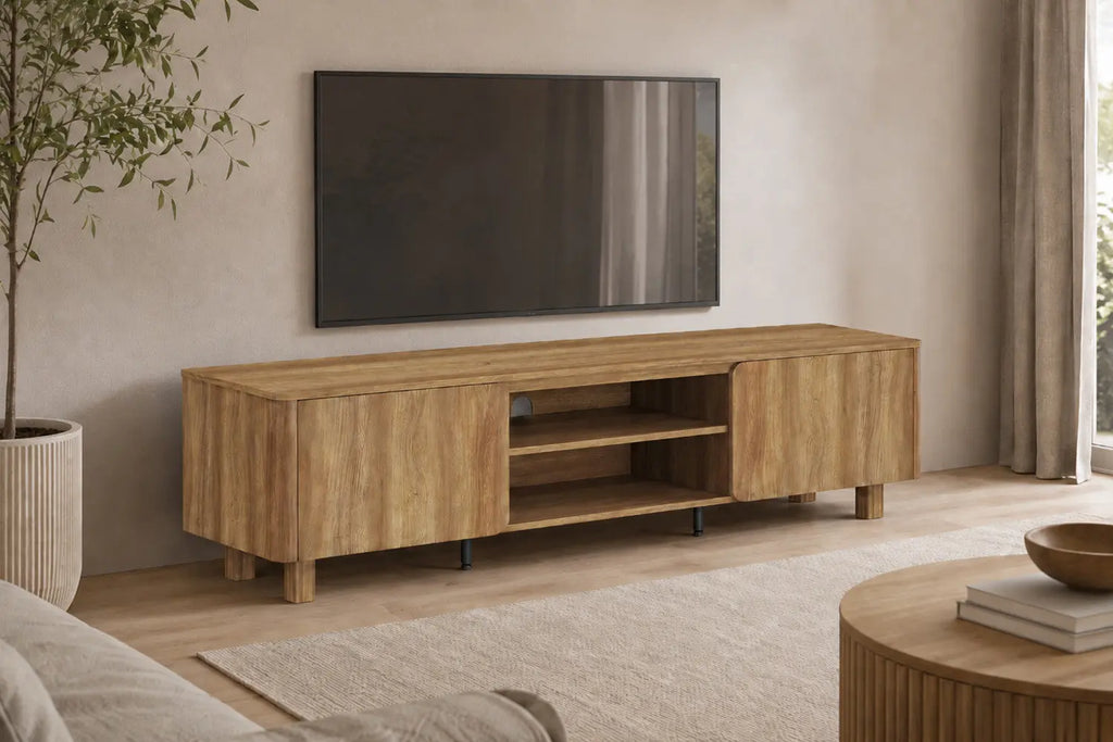 Meuble TV MALYBU décor chêne naturel dans un salon avec téléviseur mural