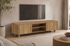 Meuble TV MALYBU décor chêne naturel dans un salon avec téléviseur mural