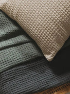 Plaid en coton fait main AMALIA gris foncé - 125 x 150 cm - BENUTA