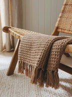 Plaid en coton fait main AMALIA marron clair - 125 x 150 cm - BENUTA