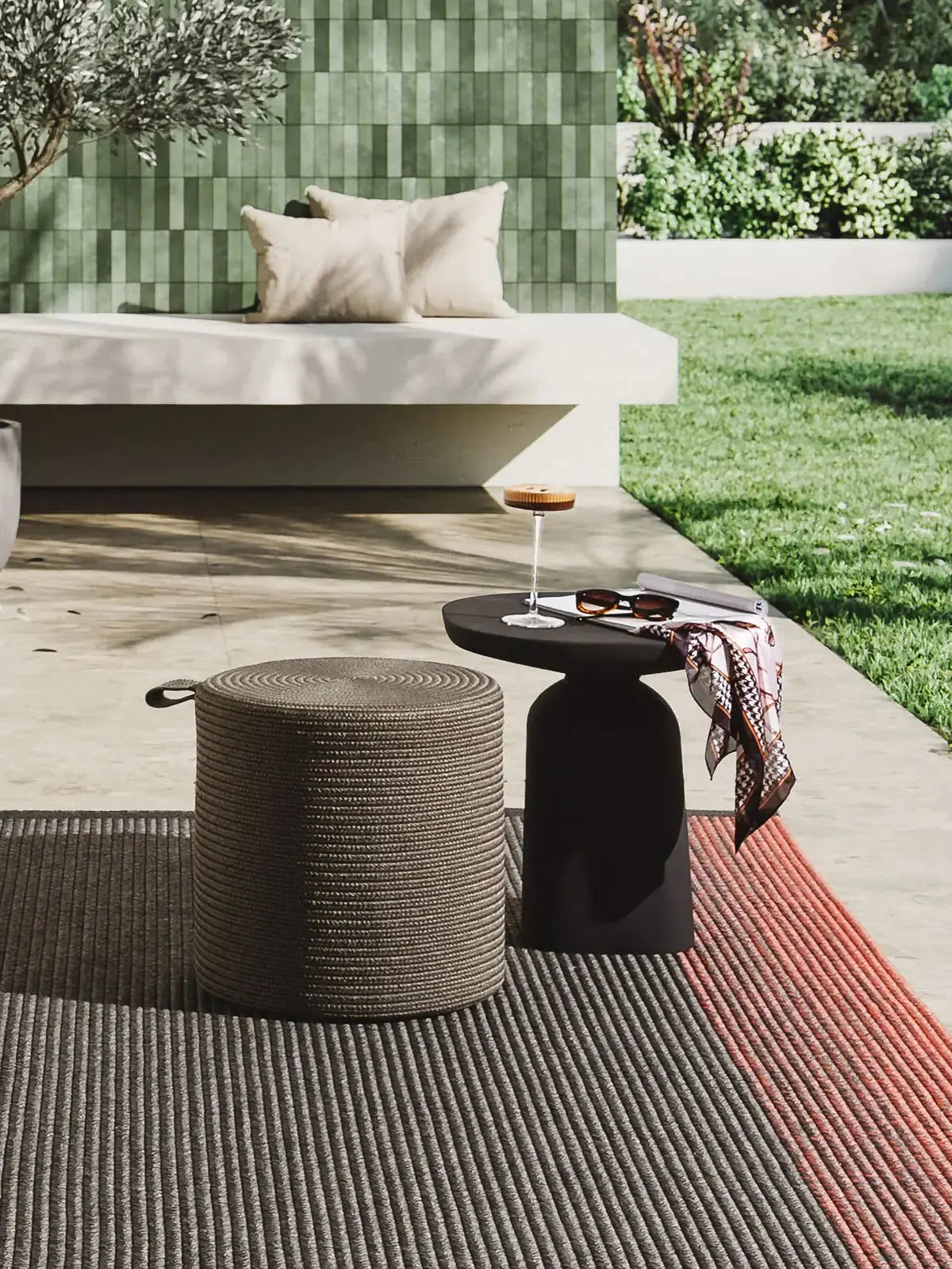 Pouf fait main d'intérieur et d'extérieur NOE Gris et Taupe BENUTA
