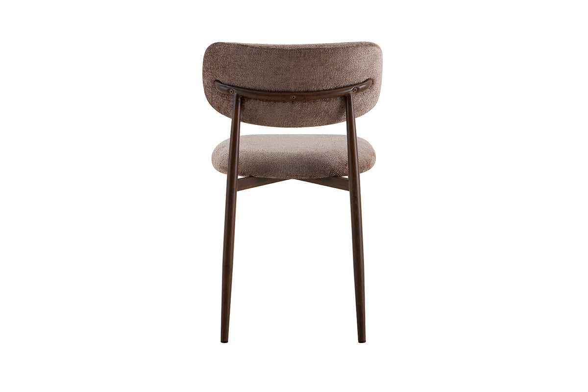 Chaise de salle à manger NONYA en tissu sable, piètement métal effet bois — en situation