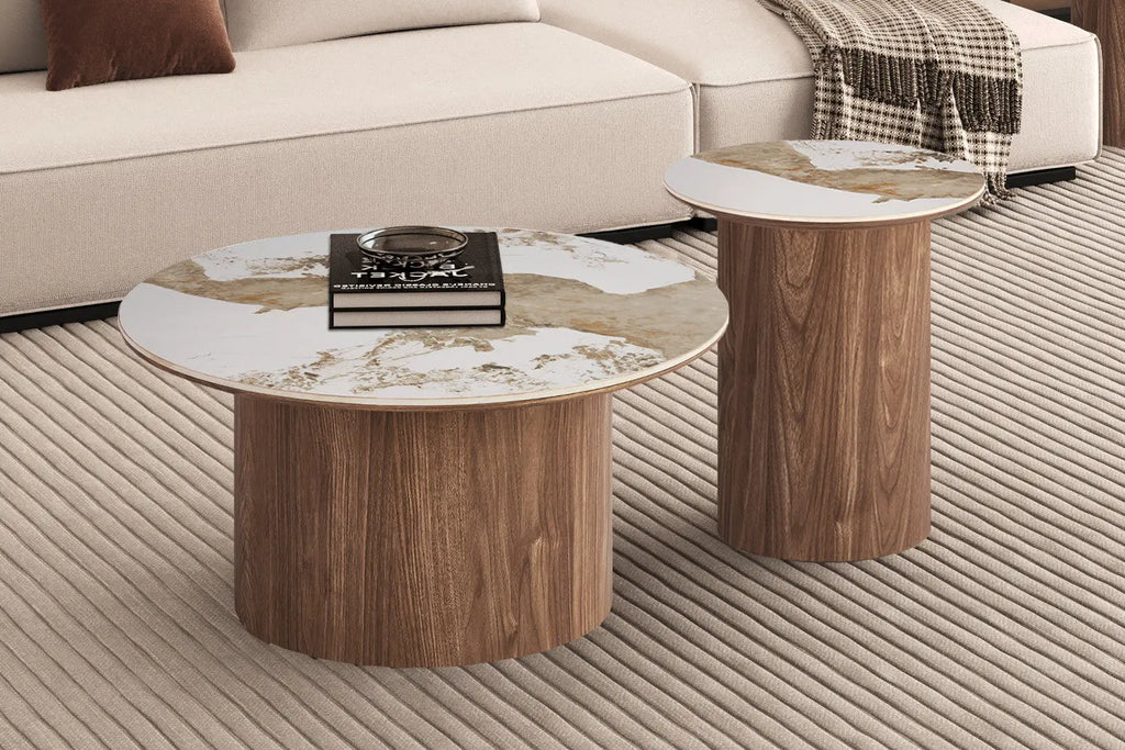 Table basse ronde AVORA beige en situation dans un salon contemporain