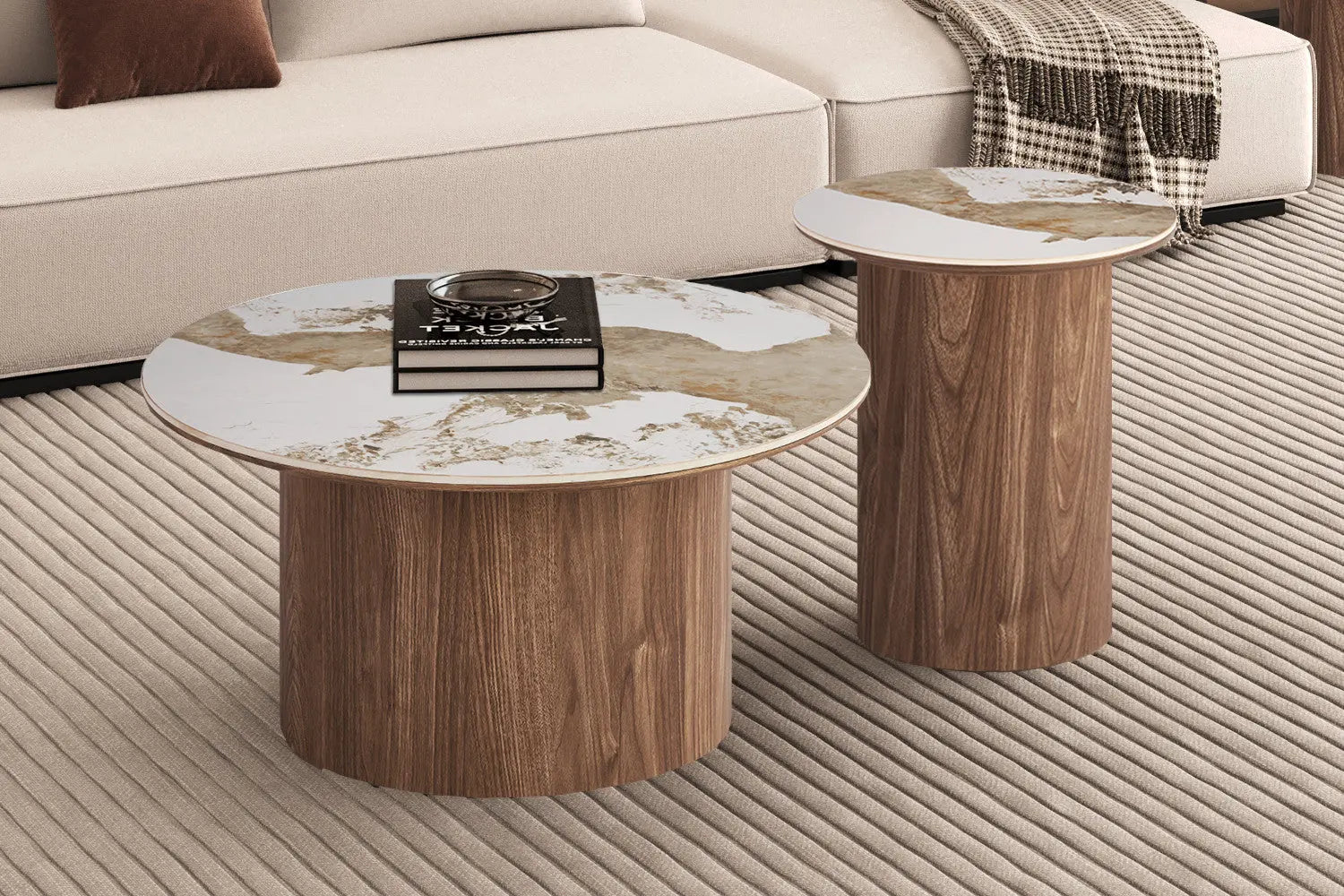 Table basse ronde AVORA beige en situation dans un salon contemporain