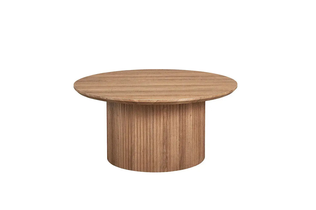 Table basse ronde LYANE effet chêne vieilli en situation - TIKAYLA