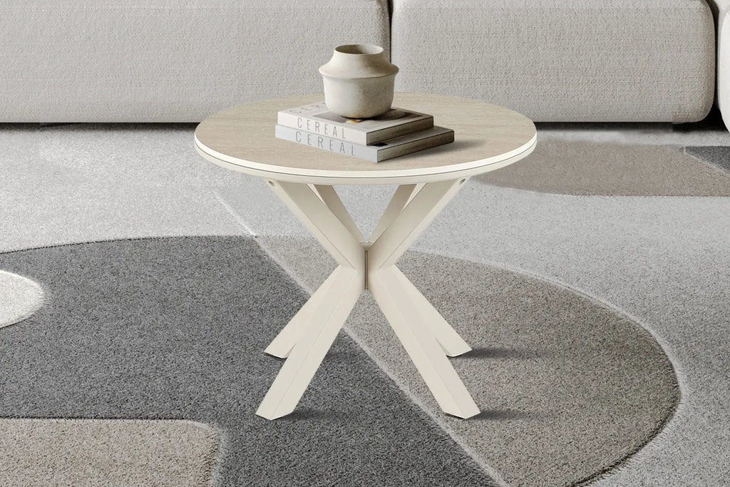 Table basse ronde NOAH devant un canapé dans un salon