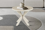 Table basse ronde NOAH devant un canapé dans un salon